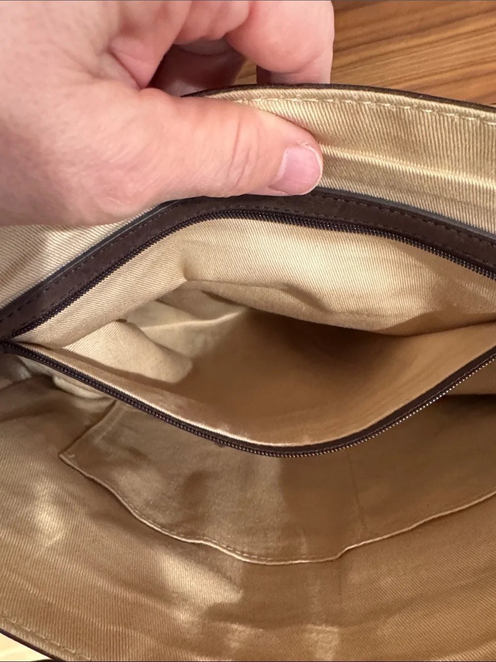 Lodis men messenger